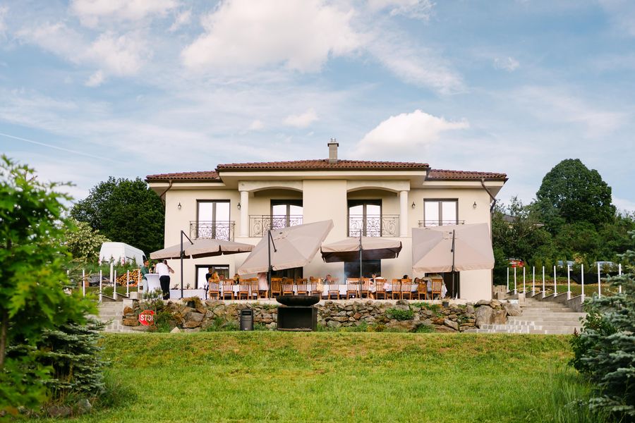 Terasa, gata de oaspeți — Villa Gouster
