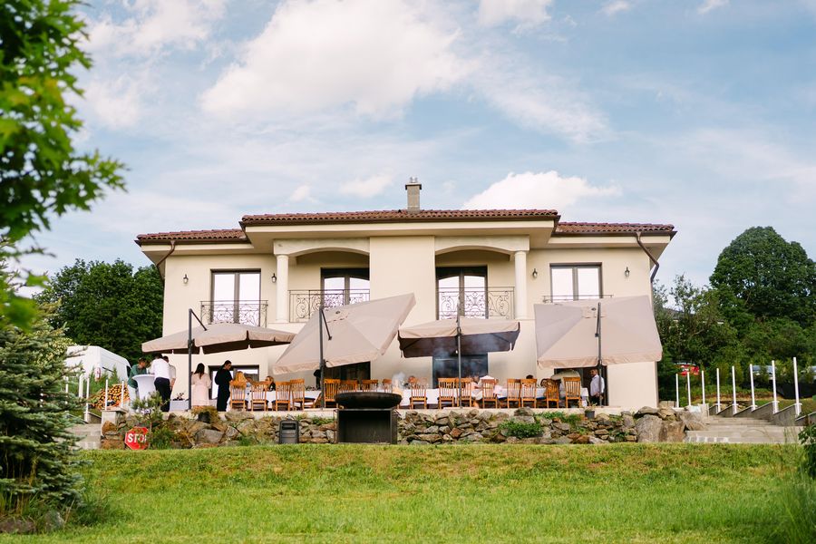 Înainte de sosirea oaspeților — Villa Gouster