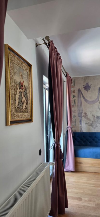 Holul de acces, cu tablouri și draperii — Villa Gouster